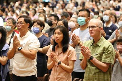 臺南靜思堂浴佛 近二千民眾風雨中前來遇佛歡喜