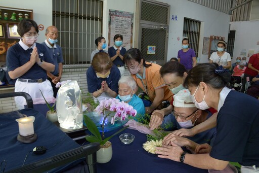 嘉義安養院行動浴佛 長者感受母親節溫馨