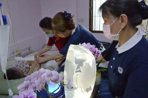 嘉義安養院行動浴佛 長者感受母親節溫馨