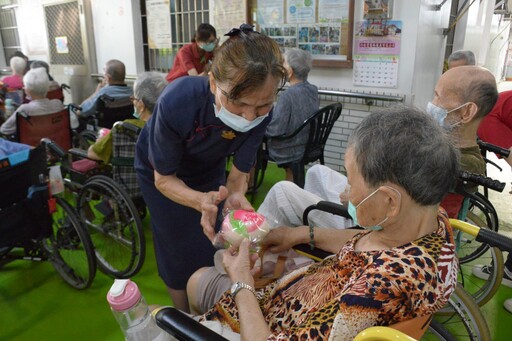 嘉義安養院行動浴佛 長者感受母親節溫馨