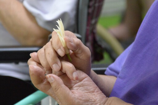 嘉義安養院行動浴佛 長者感受母親節溫馨