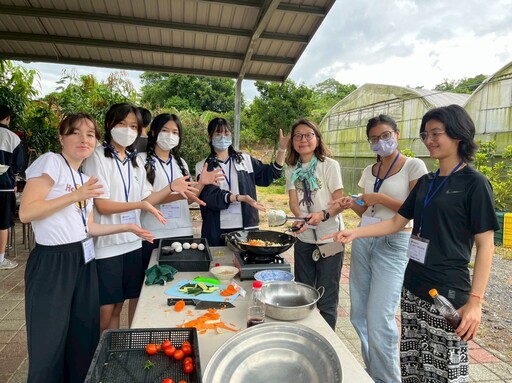 臺南慈中與成大外籍生食農體驗玩「粽」藝