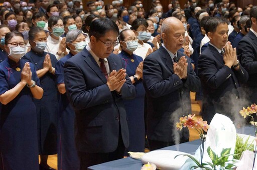 安平慈濟聯絡處浴佛 市長與會眾佛前祈願平安