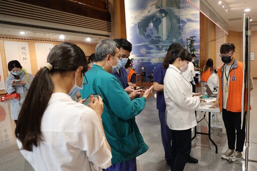 國稅局團隊暖心設點 助花蓮慈院同仁輕鬆報稅