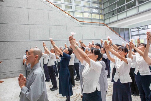 慈大師生校內浴佛 虔誠祈願天下無災