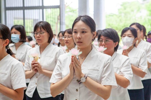 慈大師生校內浴佛 虔誠祈願天下無災