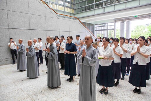 慈大師生校內浴佛 虔誠祈願天下無災