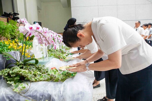 慈大師生校內浴佛 虔誠祈願天下無災