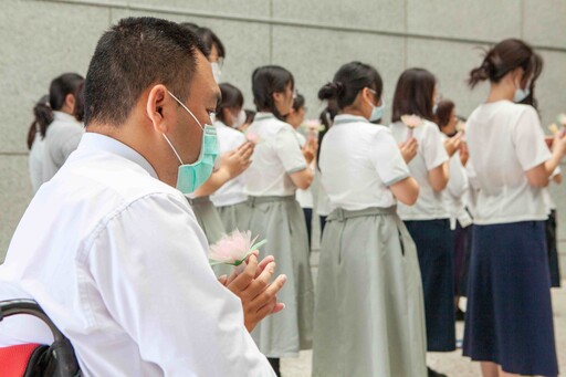 慈大師生校內浴佛 虔誠祈願天下無災
