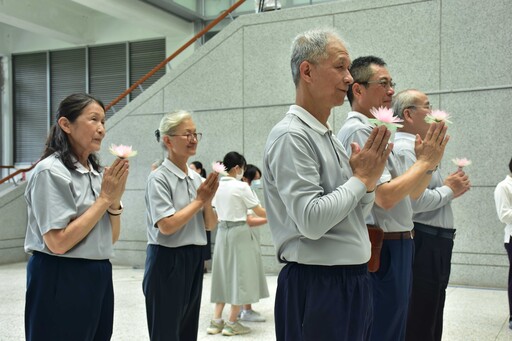 慈大師生校內浴佛 虔誠祈願天下無災