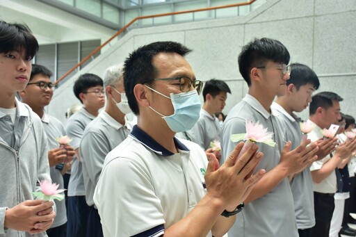 慈大師生校內浴佛 虔誠祈願天下無災
