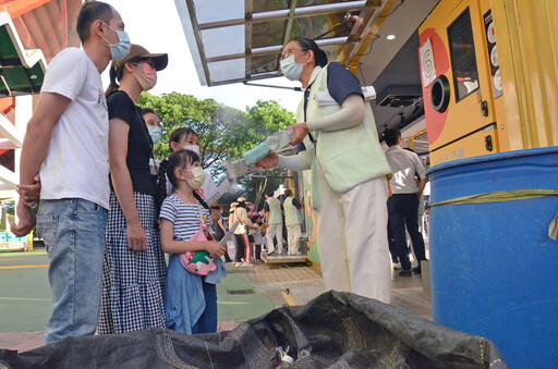 家樂福文化藝術季臺南開展 慈濟環保教育車開張
