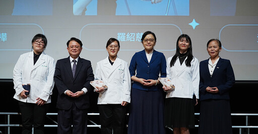 走過人生轉折邁向新啟程 慈大後中醫授袍典禮