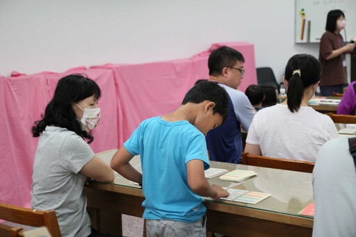 燕巢據點辦親職講座 用遊戲陪孩子專心學
