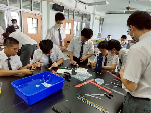 臺南慈中響應全民科學週 動手探究激發科學腦
