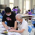 智青攜手銀髮族 粉彩創作共慶榮家六六年