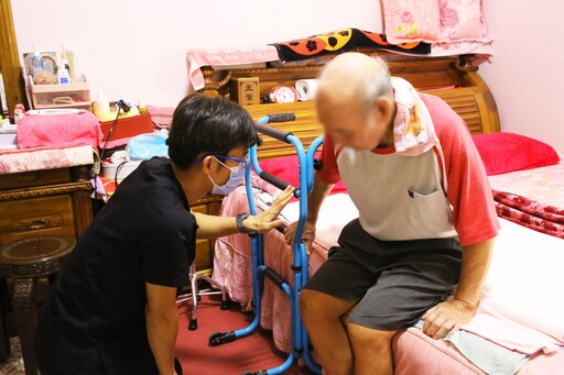 醫師運載輔具深入偏鄉 親臨大埔長者家園守護健康