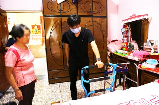 醫師運載輔具深入偏鄉 親臨大埔長者家園守護健康