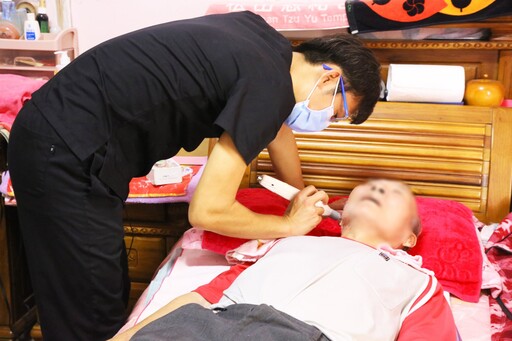 醫師運載輔具深入偏鄉 親臨大埔長者家園守護健康