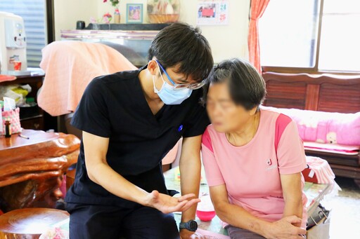 醫師運載輔具深入偏鄉 親臨大埔長者家園守護健康