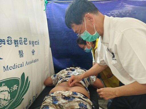 慈濟柬埔寨義診看見高雄鍾振鴻醫師的醫者仁心