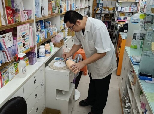 中區兩位藥師柬埔寨義診行用專業守護病患