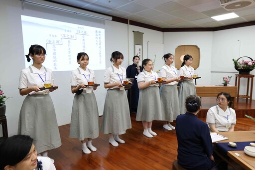 慈大「茶道藝術鑑賞」課程 讓學生忘了滑手機