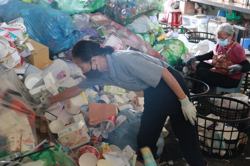 照顧環保志工 台中慈院發展專屬運動操活絡筋骨