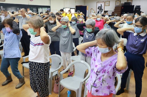 照顧環保志工 台中慈院發展專屬運動操活絡筋骨