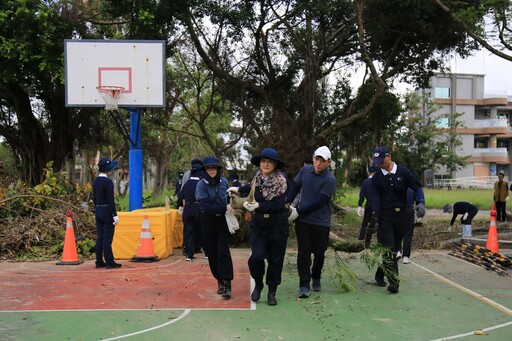 青年志工響應慈濟號召 助嘉義校園風災後清掃