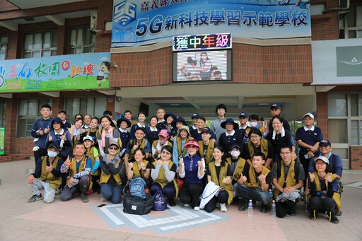 青年志工響應慈濟號召 助嘉義校園風災後清掃