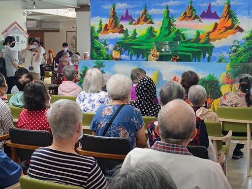 慈大瑞智憶學苑布袋戲公演 喚醒日照長輩回憶