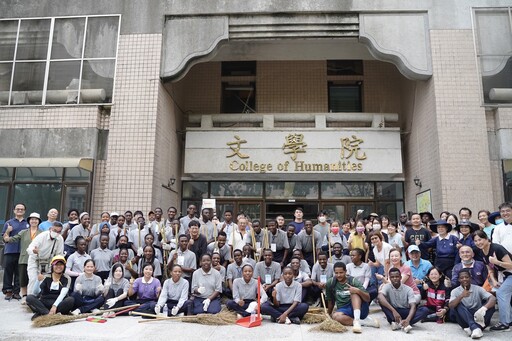花蓮慈大師生跨區協助嘉義中正大學風災校園清理