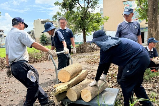 彰化慈濟志工南下嘉義 協助輔仁中學災後清理