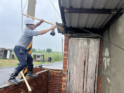 雲嘉慈濟在風雨中為布袋阿嬤鋪設遮風避雨的家