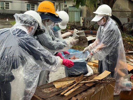 雨中的臺南將軍風災戶 慈濟志工幫忙修屋助清掃