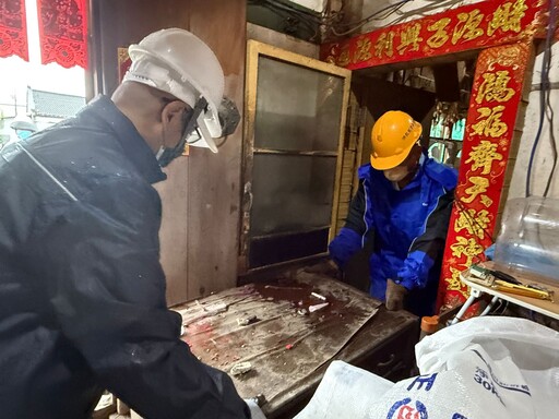 雨中的臺南將軍風災戶 慈濟志工幫忙修屋助清掃
