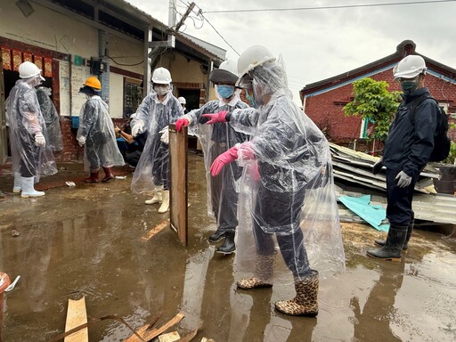 雨中的臺南將軍風災戶 慈濟志工幫忙修屋助清掃