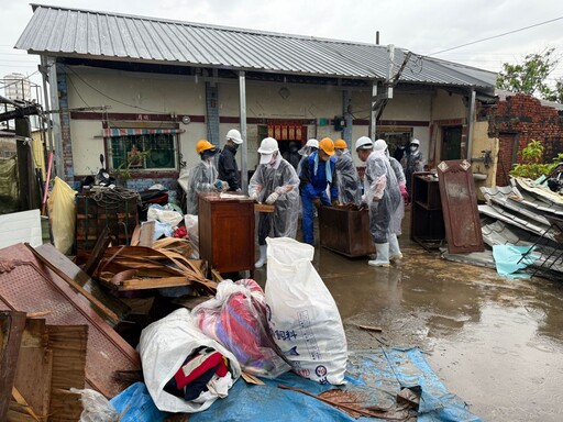 雨中的臺南將軍風災戶 慈濟志工幫忙修屋助清掃