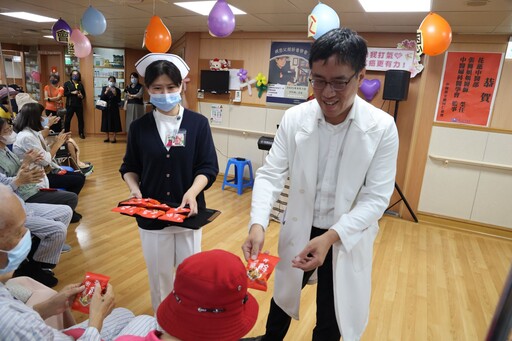 花蓮慈院用歌聲挺父親 癌友歌神舉辦病房音樂會