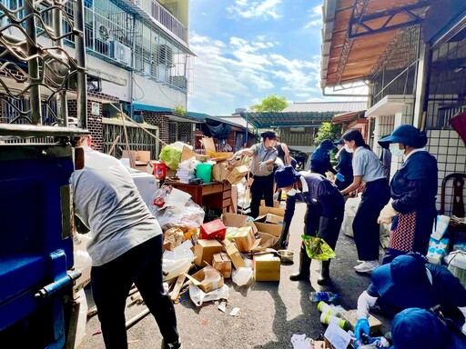 宜蘭慈濟動員志工及鄰居清理弱勢家庭居家環境