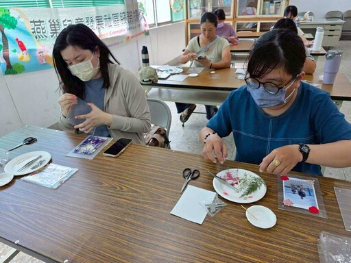 押花相框療癒手作 燕巢據點伴家長紓壓