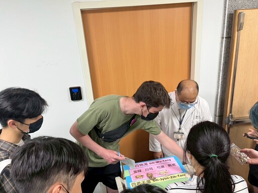 大林慈院歡迎國際藥學生參訪 AI與互動體驗展現藥學特色