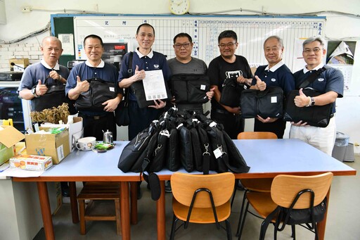慈濟新竹再生電腦團隊 送筆電至嘉南風災學校