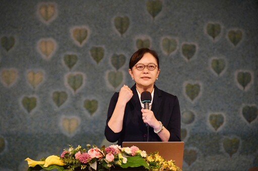 2025慈大新生生活營 校長贈與新鮮人四樣禮物