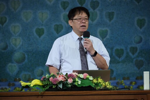 2025慈大新生生活營 校長贈與新鮮人四樣禮物