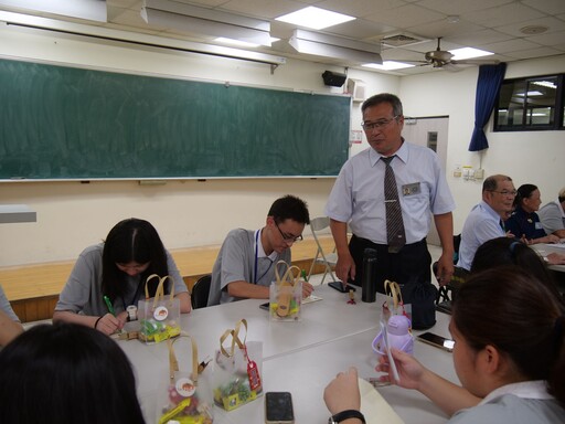 2025慈大新生生活營 校長贈與新鮮人四樣禮物