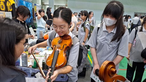 2025慈大新生生活營 校長贈與新鮮人四樣禮物