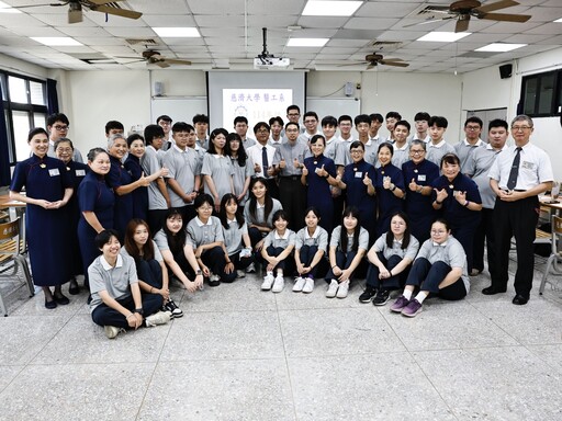 2025慈大新生生活營 校長贈與新鮮人四樣禮物