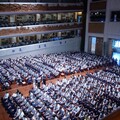 2025慈大新生生活營 校長贈與新鮮人四樣禮物